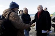 António Filipe cumprimenta pescadores durante um encontro com ecologistas junto à praia da Costa de Caparica.