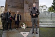 Henrique Gouveia e Melo, após depositar uma coroa de flores no monumento da Liga dos Combatentes, durante uma ação de campanha 