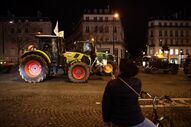 Agricultores protestam em Paris com 350 tratores nas avenidas