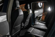 Interior do Changan Deepal S05 com bancos traseiros em pele e detalhes elegantes