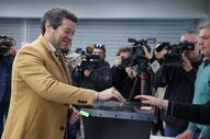 André Ventura, candidato apoiado pelo Chega, vota em Lisboa.