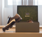Sapatos de golfe elegantes com caixa alusiva ao relvado