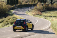 Toyota Aygo X Hybrid em estrada sinuosa