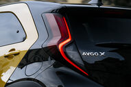 Detalhe do design renovado e eficiente do Toyota Aygo X Hybrid