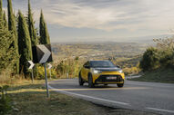 Toyota Aygo X Hybrid renovado em estrada com paisagem natural