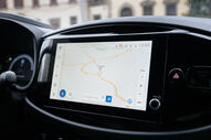 GPS indica Firenze a 7 km no painel do carro