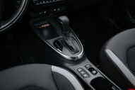 Interior do Toyota Aygo X Hybrid com mudanças automáticas