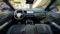Interior do Kia EV5 com painel e bancos pretos