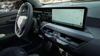 Interior do Kia EV5 com painel digital e navegação