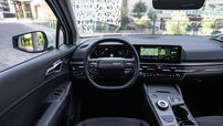 Interior do Kia Sportage com painel e infoentretenimento
