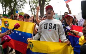 As reações à queda de Nicolás Maduro contadas em imagens