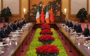 Primeiro-ministro irlandês encontra-se com Xi Jinping em Pequim para discutir comércio
