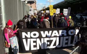 Manifestantes protestam contra ataque dos EUA à Venezuela em frente à prisão onde Maduro está detido em Nova Iorque   