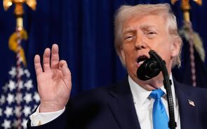 Trump quer travar dividendos na defesa e compra de casas por fundos. Ações tombam