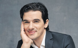 Miguel Gutierrez nasceu em Sevilha, viveu em Almada e está no Dubai desde 2013.