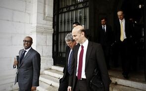 Abebe Selassie (FMI), juntamente com Juergen Kroeger (CE) e Rasmus Ruffer (BCE), à saída de uma reunião da troika na Assembleia da República 