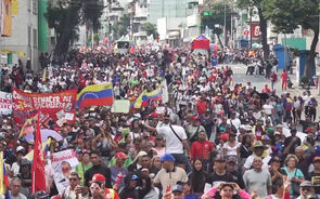 Milhares de pessoas marcham na capital da Venezuela a exigir regresso de Maduro   