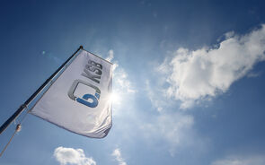 Bandeira da KSB ao vento, empresa de referência no setor das bombas e válvulas