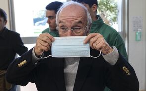 Marques Mendes coloca uma máscara de proteção respiratória à chegada para a visita à Santa Casa da Misericórdia de Ferreira do Alentejo