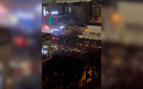 Milhares de pessoas em protesto nas ruas de Teerão  