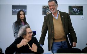  Cotrim Figueiredo conversa com uma aluna durante uma visita à Universidade Sénior da Senhora da Hora