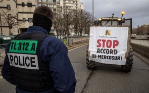 Agricultores franceses bloqueiam depósito de petróleo e silos contra acordo da Mercosul