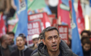 Tiago Oliveira discursa contra pacote laboral em protesto da CGTP