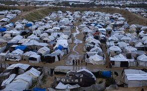 Campo de tendas na Faixa de Gaza, com tenda da polícia em primeiro plano