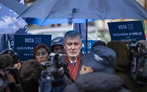 Gouveia e Melo comove-se com senhora iraniana a chorar nos seus braços