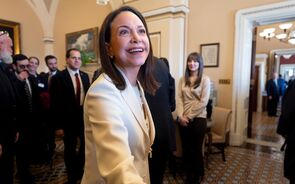 A senadora Kyrsten Sinema sorri numa reunião em Washington, D.C