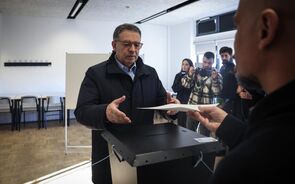 António José Seguro entrega o seu voto nas Caldas da Rainha