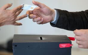 Um eleitor exerce o seu direito de voto para as eleições presidenciais.