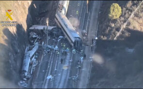 Imagens aéreas mostram destruição após colisão de comboios de alta velocidade em Espanha 