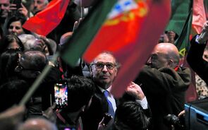 Marcelo Rebelo de Sousa entre apoiantes e bandeiras de Portugal