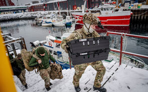 Militares dinamarqueses reforçam contingente na Gronelândia após tensões com Washington