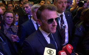 'Temos de defender os nossos interesses, sem sermos agressivos', diz Macron em Davos