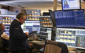 Petróleo acima dos 100 dólares. Dólar ganha, ouro no vermelho e juros disparam