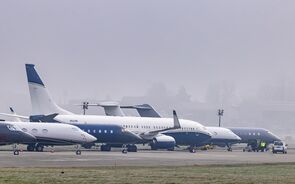 Jatos privados estacionados na base aérea de Duebendorf, utilizada pelos participantes em Davos