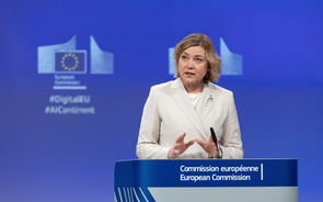 Henna Virkkunen admite o objetivo de ter 'novas tecnologias disponíveis, a preços acessíveis e assentes em regras justas'.