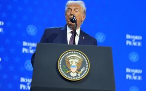 Decisão do Supremo é “dececionante”, mas “há alternativas”. Trump impõe taxa global de 10%