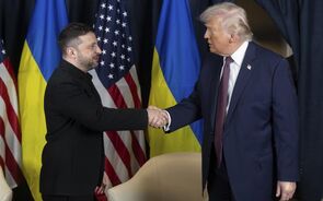 Zelensky e Trump reuniram em Davos