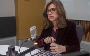 Rita Siza Vieira discursa perto de um microfone