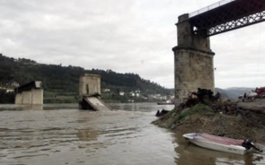 A ponte de Entre-os-Rios caiu a 4 de março de 2001 causando a morte a 59 pessoas.