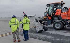 Trabalhadores do Aeroporto Internacional de Atlanta preparam-se para limpar a pista.