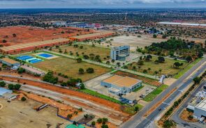 Fábrica de montagem de carros do grupo Opaia, em Angola