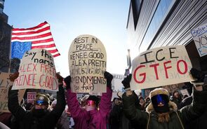 No domingo, milhares de pessoas juntarem-se em protesto contra a atuação do ICE em Minneapolis.