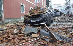 Depressão Kristin: Uma pessoa morreu, estradas cortadas, vários transportes suspensos