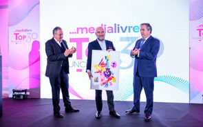 António Casanova recebe prémio carreira Medialivre, com obra de arte de AkaCorleone