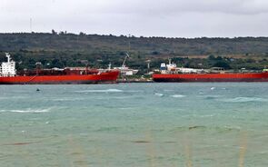 Petroleiros cubanos na baía de Matanzas