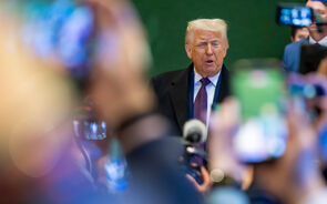 Donald Trump discursa, enquanto é filmado por telemóveis